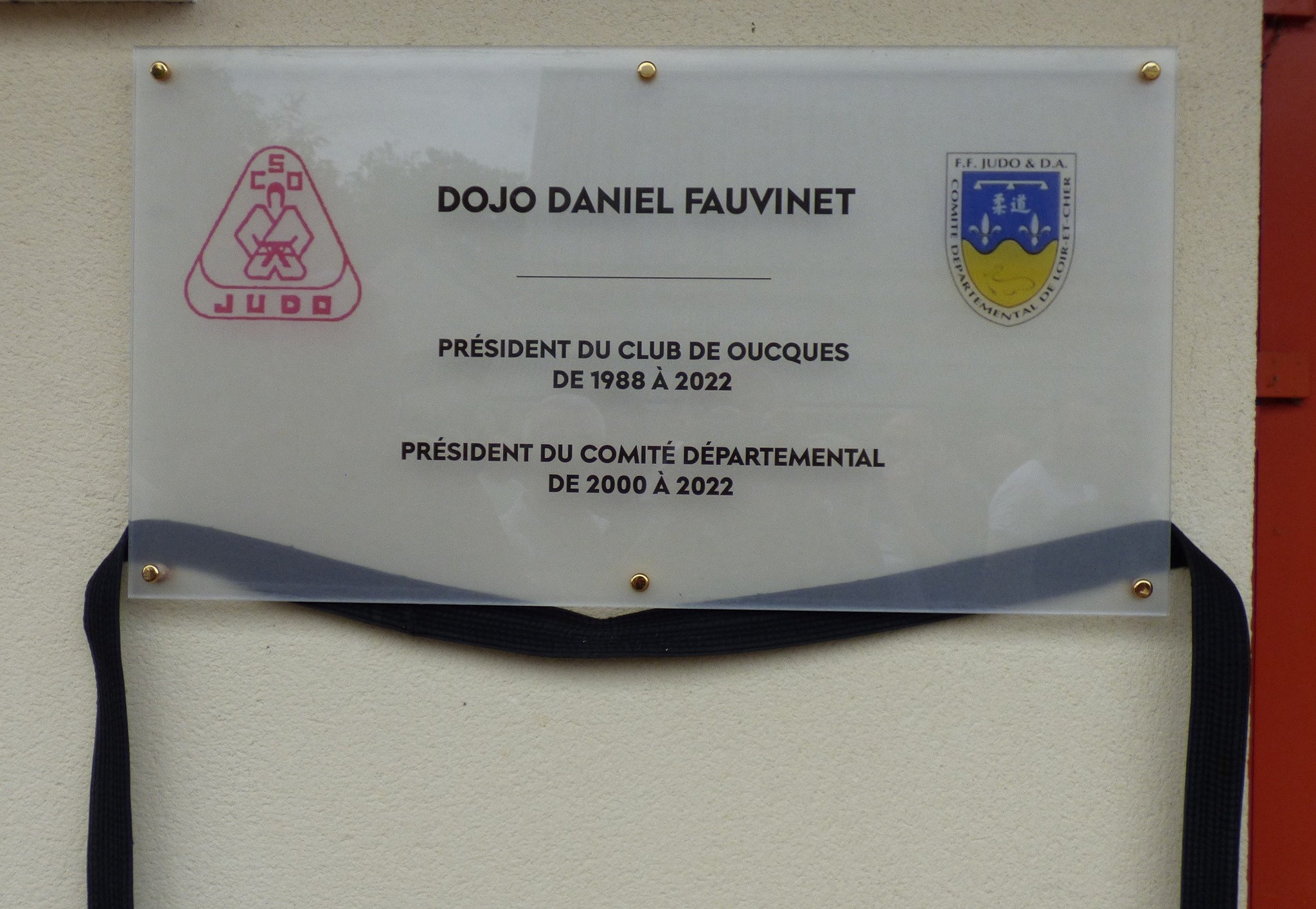 Plaque inaugurative du dojo de Oucques au nom de notre ancien président du comité, Mr Daniel Fauvinet le 10 juin 2023